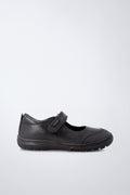 Zapato infantil Garvalín respetuoso en negro con cierre de contacto y suela flexible.
