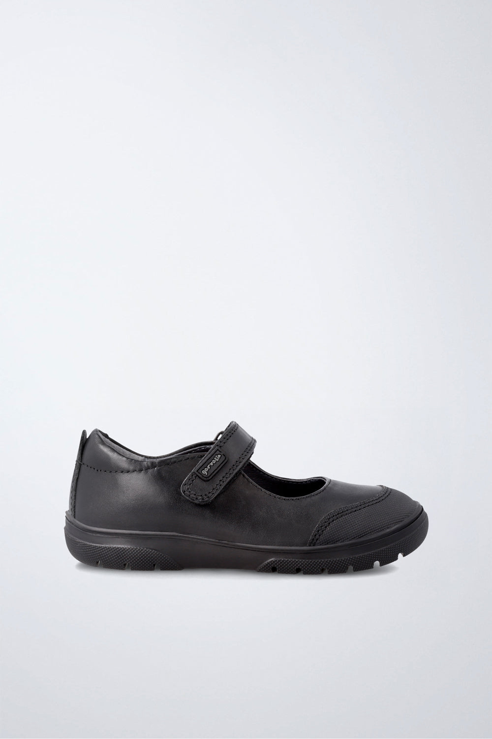 Zapato infantil Garvalín respetuoso en negro con cierre de contacto y suela flexible.