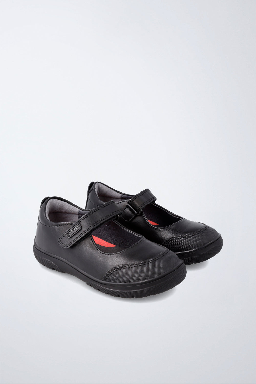 Zapato infantil Garvalín respetuoso en negro con cierre de contacto y suela flexible.