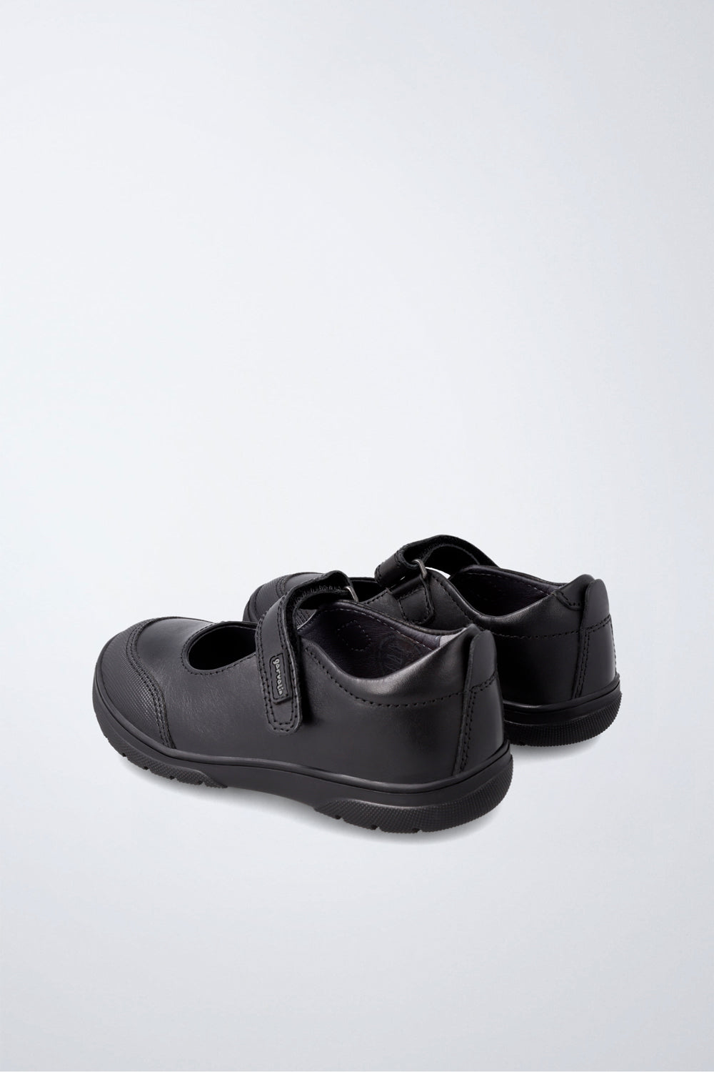 Zapato infantil Garvalín respetuoso en negro con cierre de contacto y suela flexible.