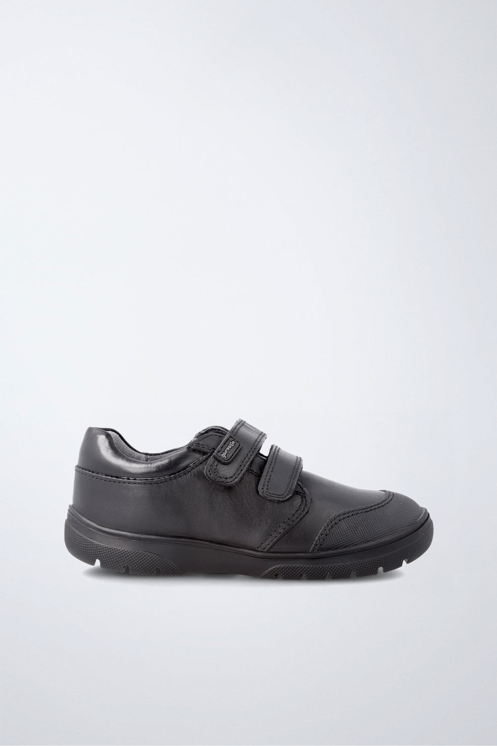 Zapato infantil Garvalín respetuoso en negro con cierre de contacto y desarrollo natural del pie.