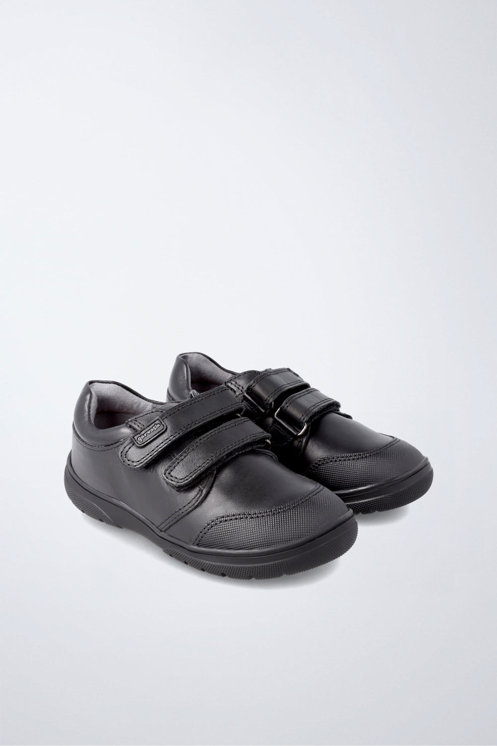 Zapato infantil Garvalín respetuoso en negro con cierre de contacto y desarrollo natural del pie.