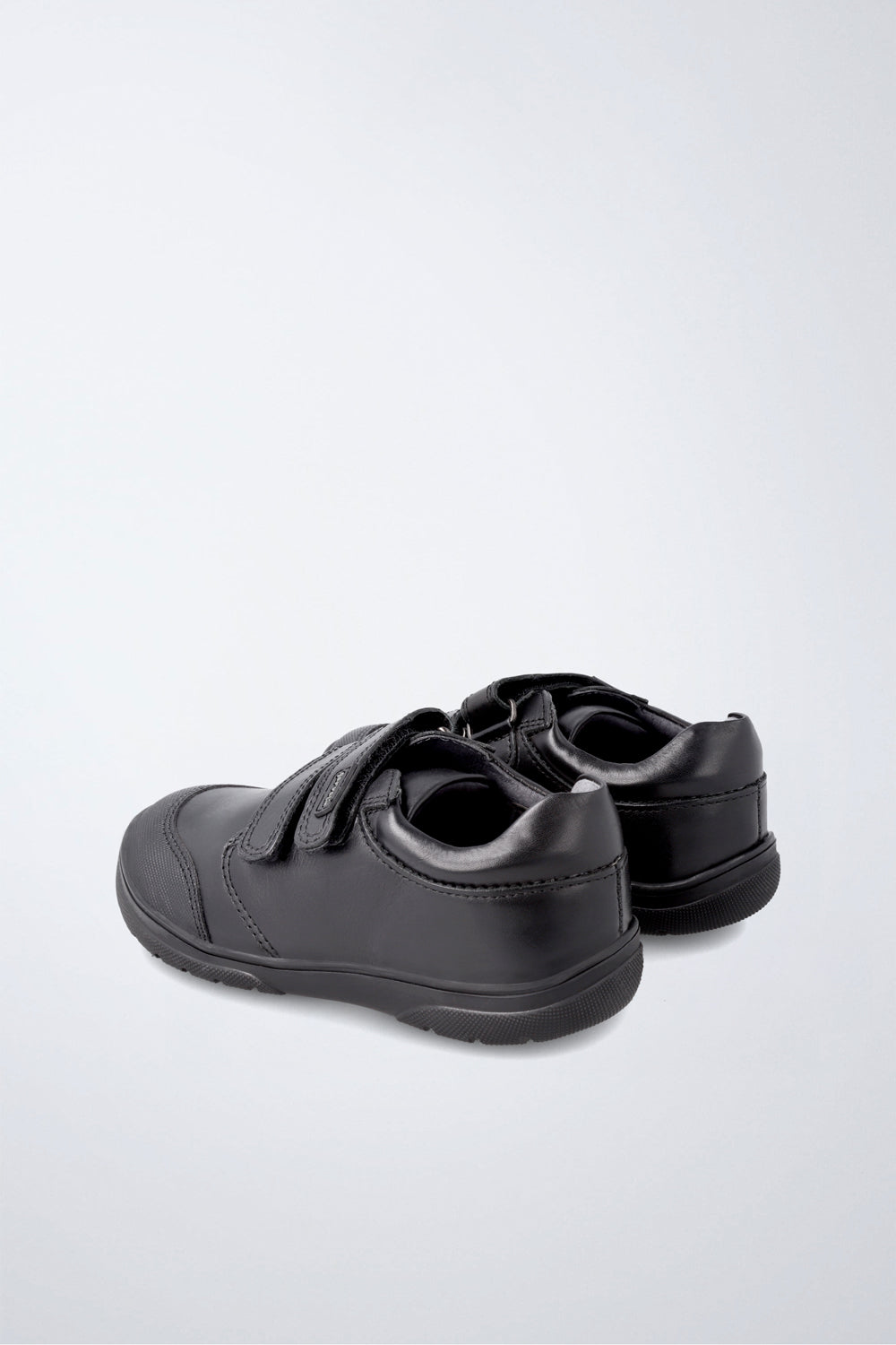 Zapato infantil Garvalín respetuoso en negro con cierre de contacto y desarrollo natural del pie.