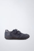 Zapatilla infantil Garvalín respetuosa en azul marino con cierre de contacto y desarrollo natural del pie.