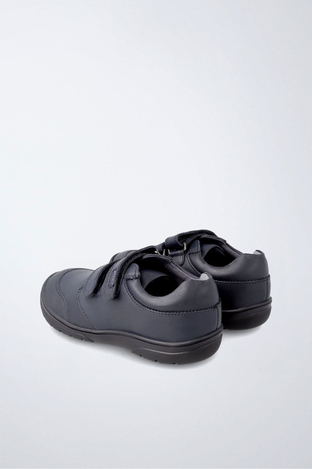 Zapatilla infantil Garvalín respetuosa en azul marino con cierre de contacto y desarrollo natural del pie.