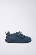 Zapato infantil Garvalín respetuoso en azul con cierre de contacto y estabilidad y flexibilidad.