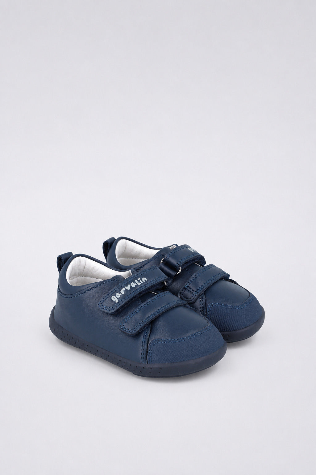 Zapato infantil Garvalín respetuoso en azul con cierre de contacto y estabilidad y flexibilidad.