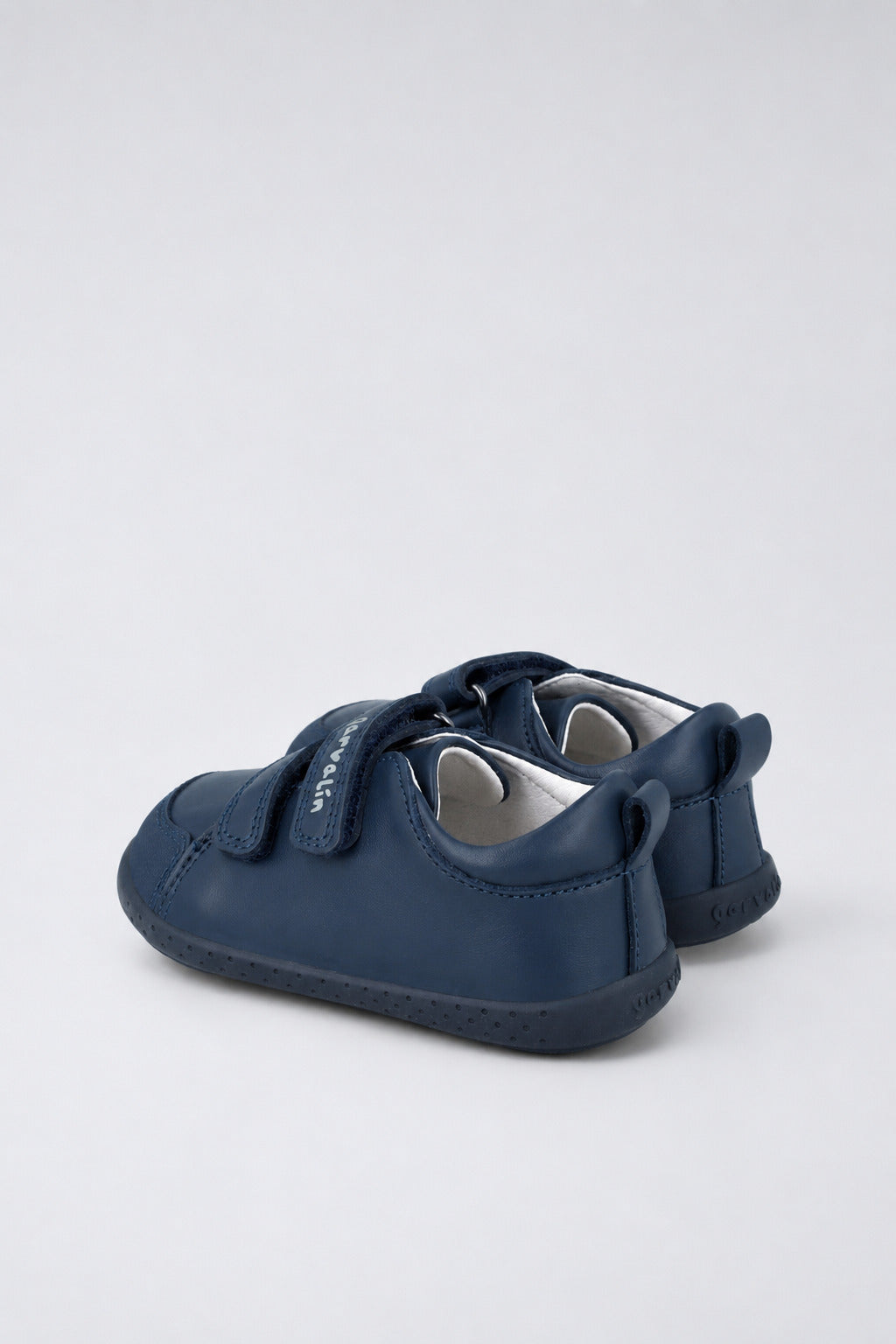 Zapato infantil Garvalín respetuoso en azul con cierre de contacto y estabilidad y flexibilidad.