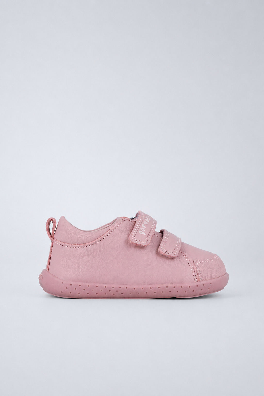 Zapatos escolares Garvalín respetuoso en rosa con cierre de contacto y estabilidad y flexibilidad.