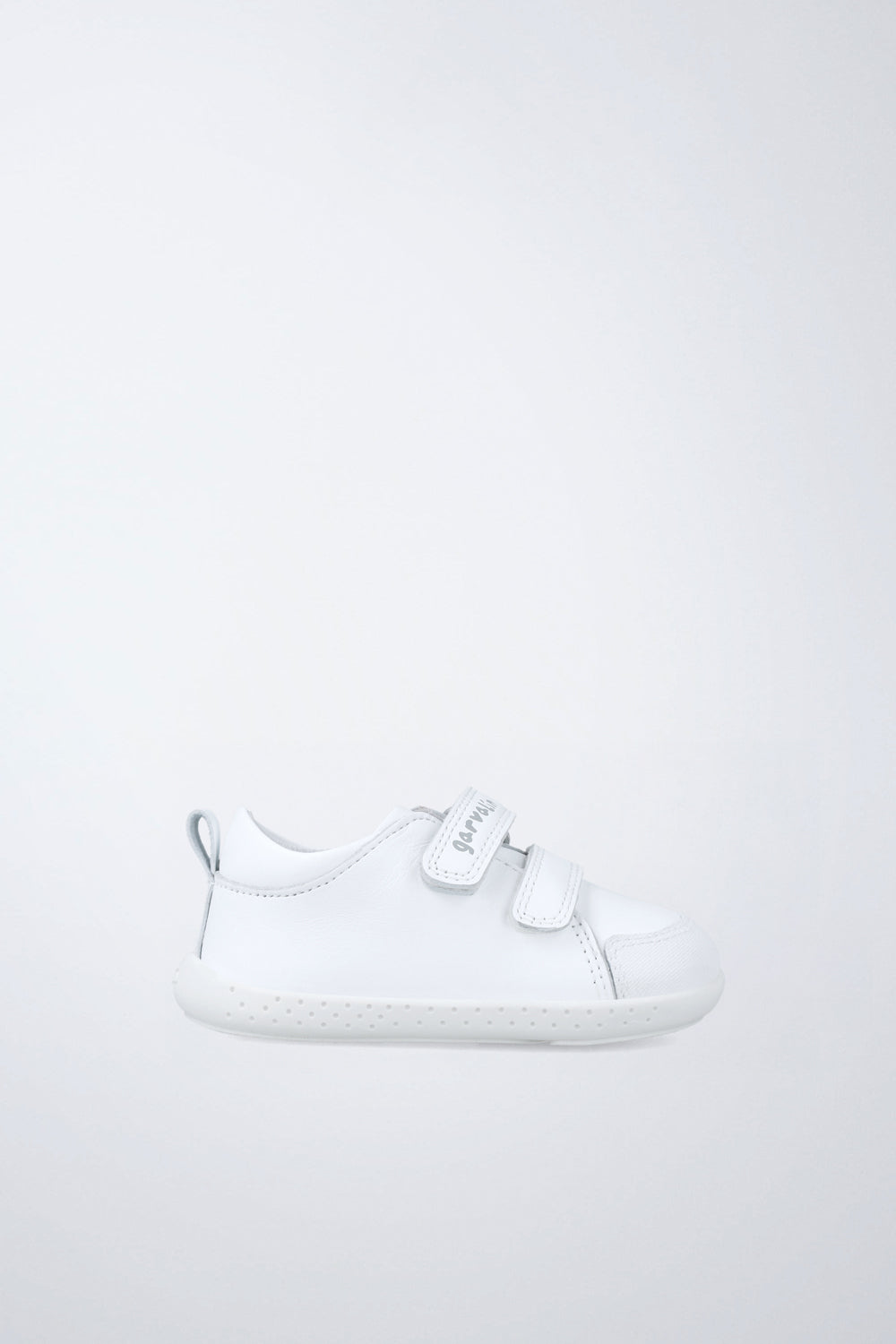 Zapato Garvalín respetuoso en blanco con cierre de contacto y estabilidad y flexibilidad.