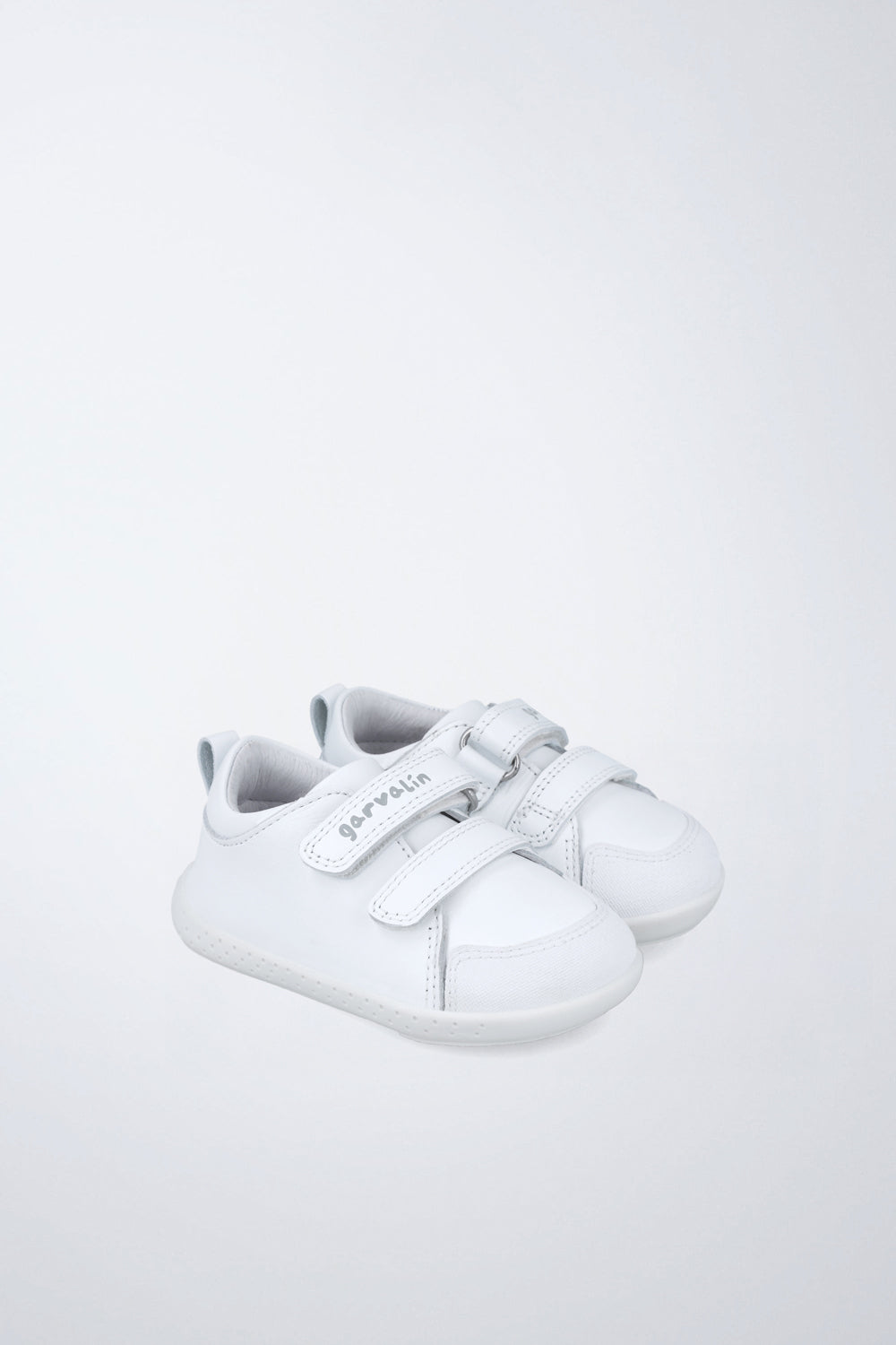 Zapato Garvalín respetuoso en blanco con cierre de contacto y estabilidad y flexibilidad.