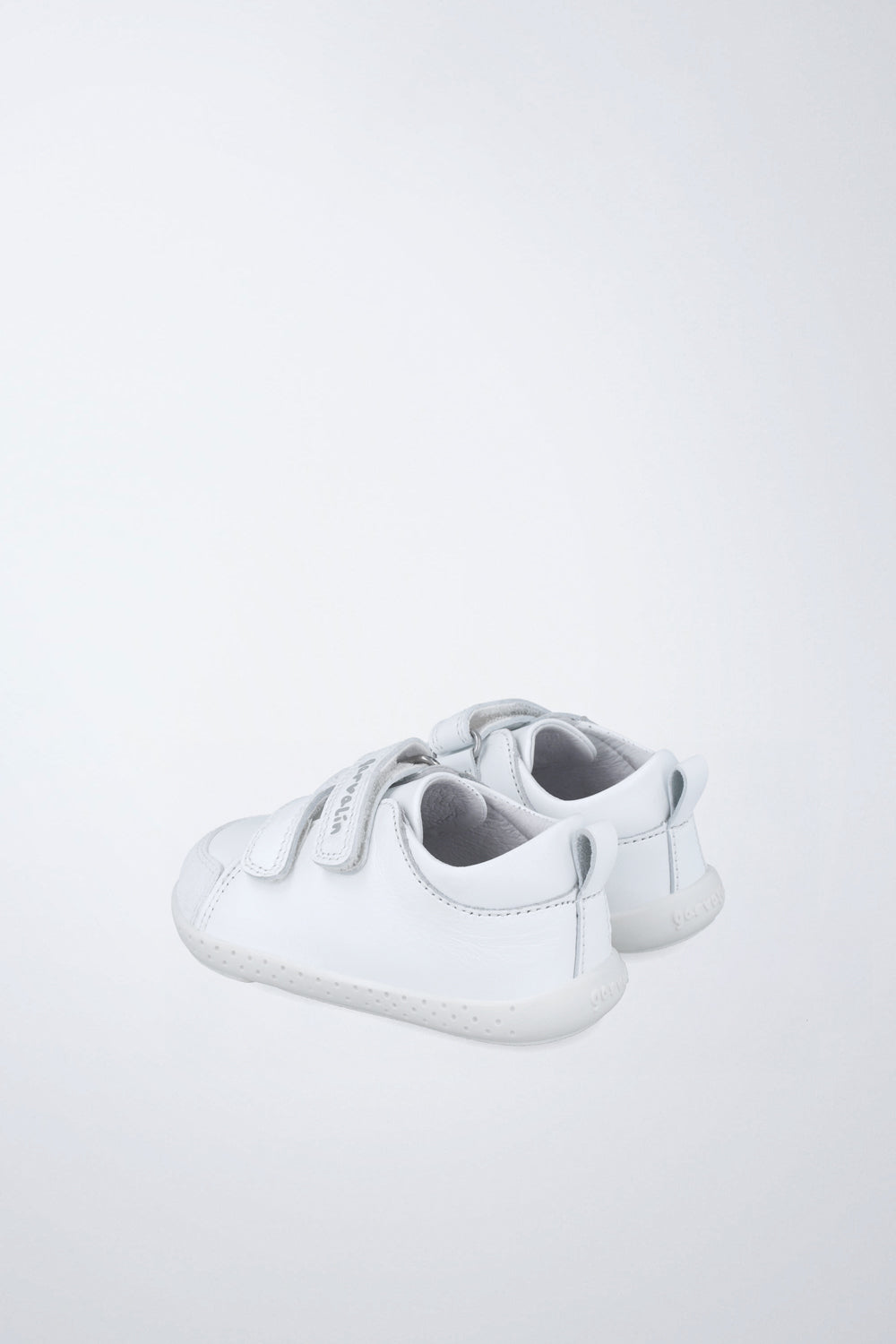 Zapato Garvalín respetuoso en blanco con cierre de contacto y estabilidad y flexibilidad.