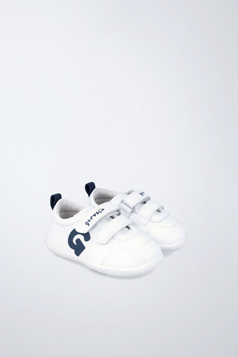 Zapatilla Garvalín respetuosa en blanco y azul marino con cierre de contacto y flexibilidad para el movimiento natural del pie.