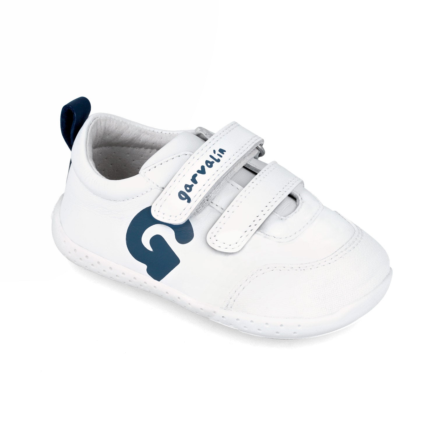 Zapatilla Garvalín respetuosa en blanco y azul marino con cierre de contacto y flexibilidad para el movimiento natural del pie.