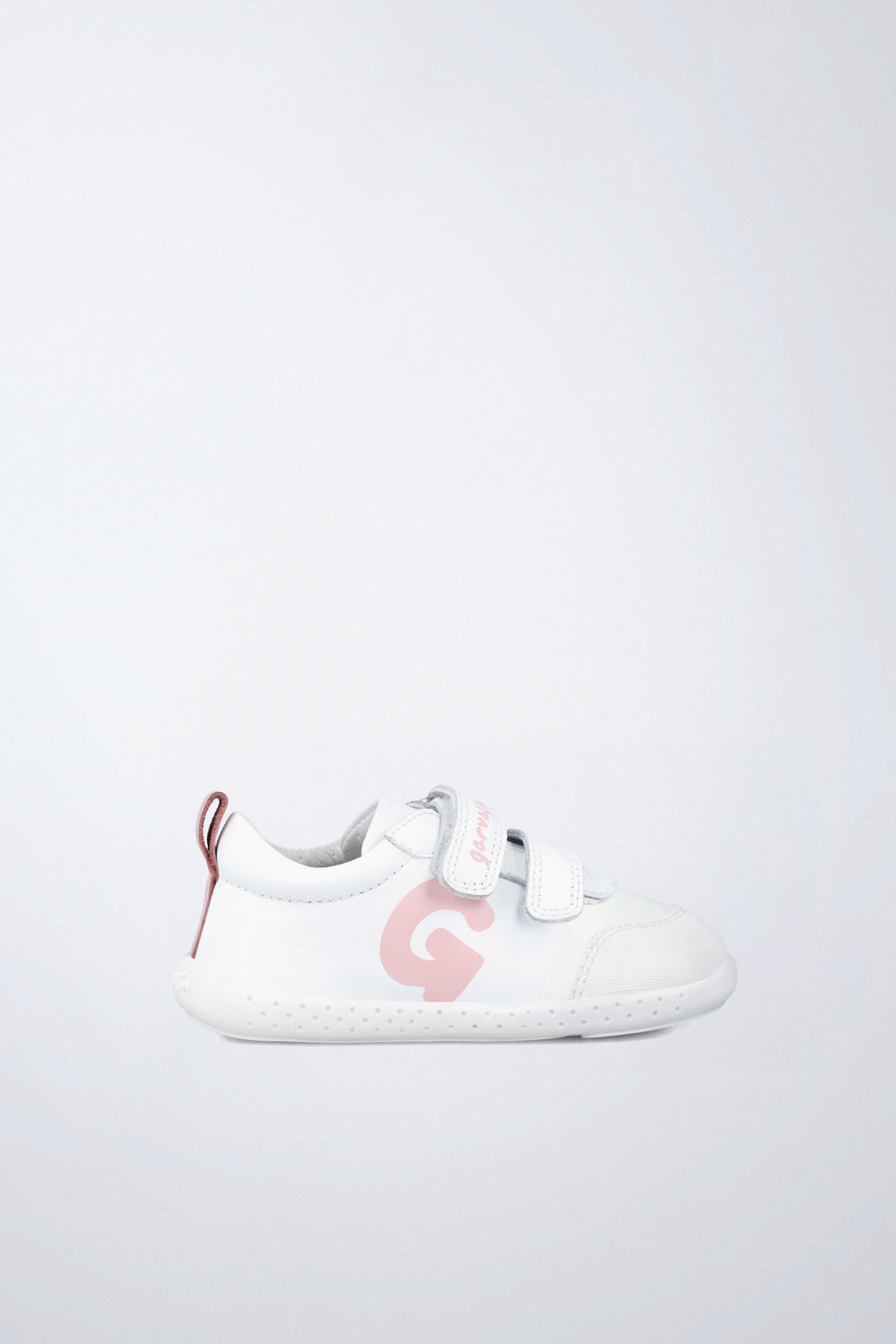 Zapatos escolares Garvalín respetuoso en blanco y rosa con cierre de contacto y flexibilidad para el movimiento natural del pie.