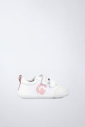 Zapatos escolares Garvalín respetuoso en blanco y rosa con cierre de contacto y flexibilidad para el movimiento natural del pie.