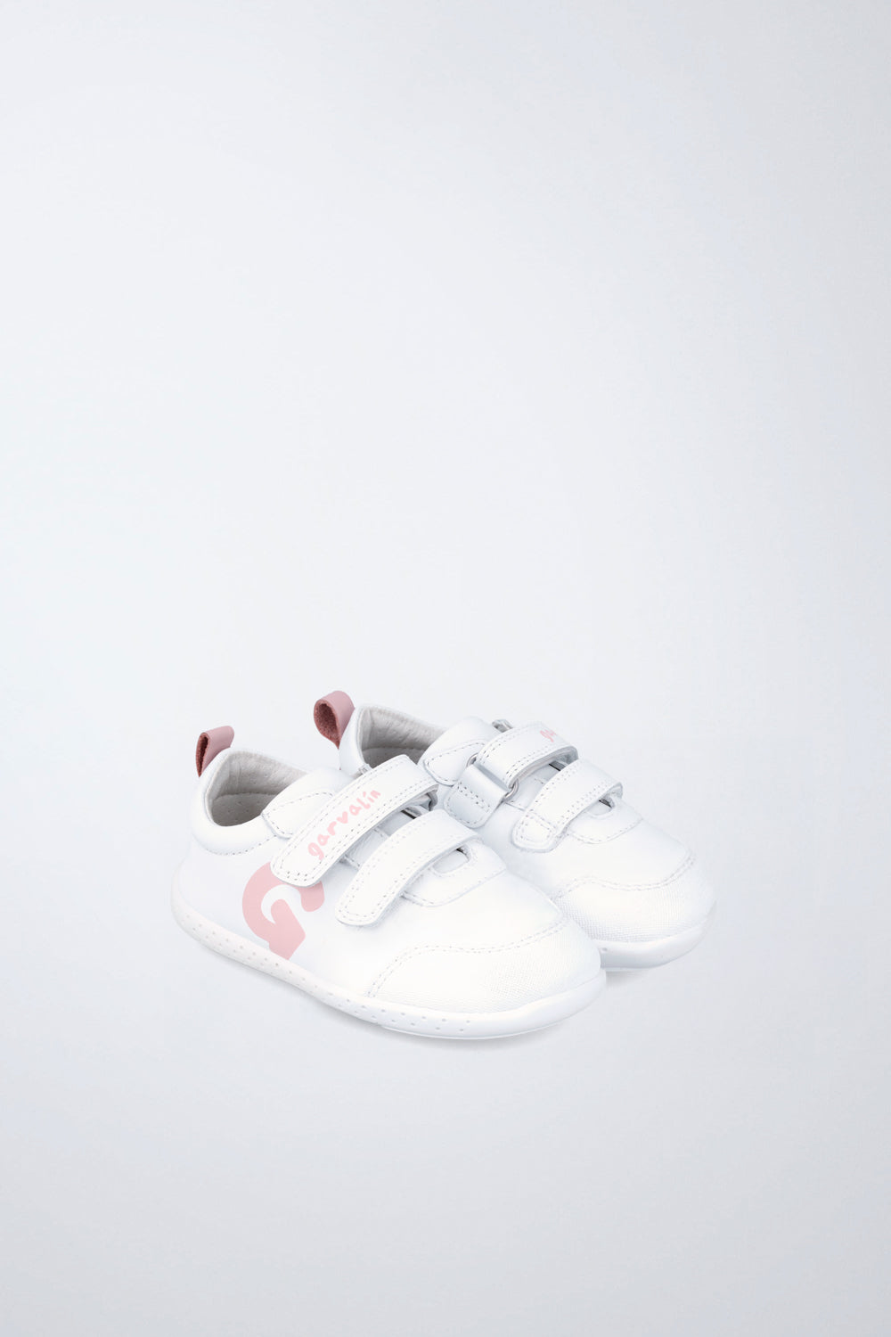 Zapatos escolares Garvalín respetuoso en blanco y rosa con cierre de contacto y flexibilidad para el movimiento natural del pie.