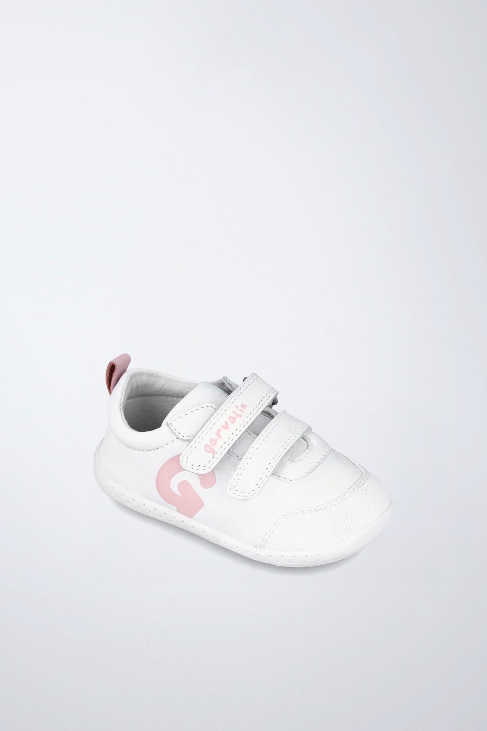 Zapatos escolares Garvalín respetuoso en blanco y rosa con cierre de contacto y flexibilidad para el movimiento natural del pie.
