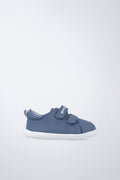 Zapatilla Garvalín barefoot en azul con cierre de contacto y flexibilidad para el movimiento natural del pie.