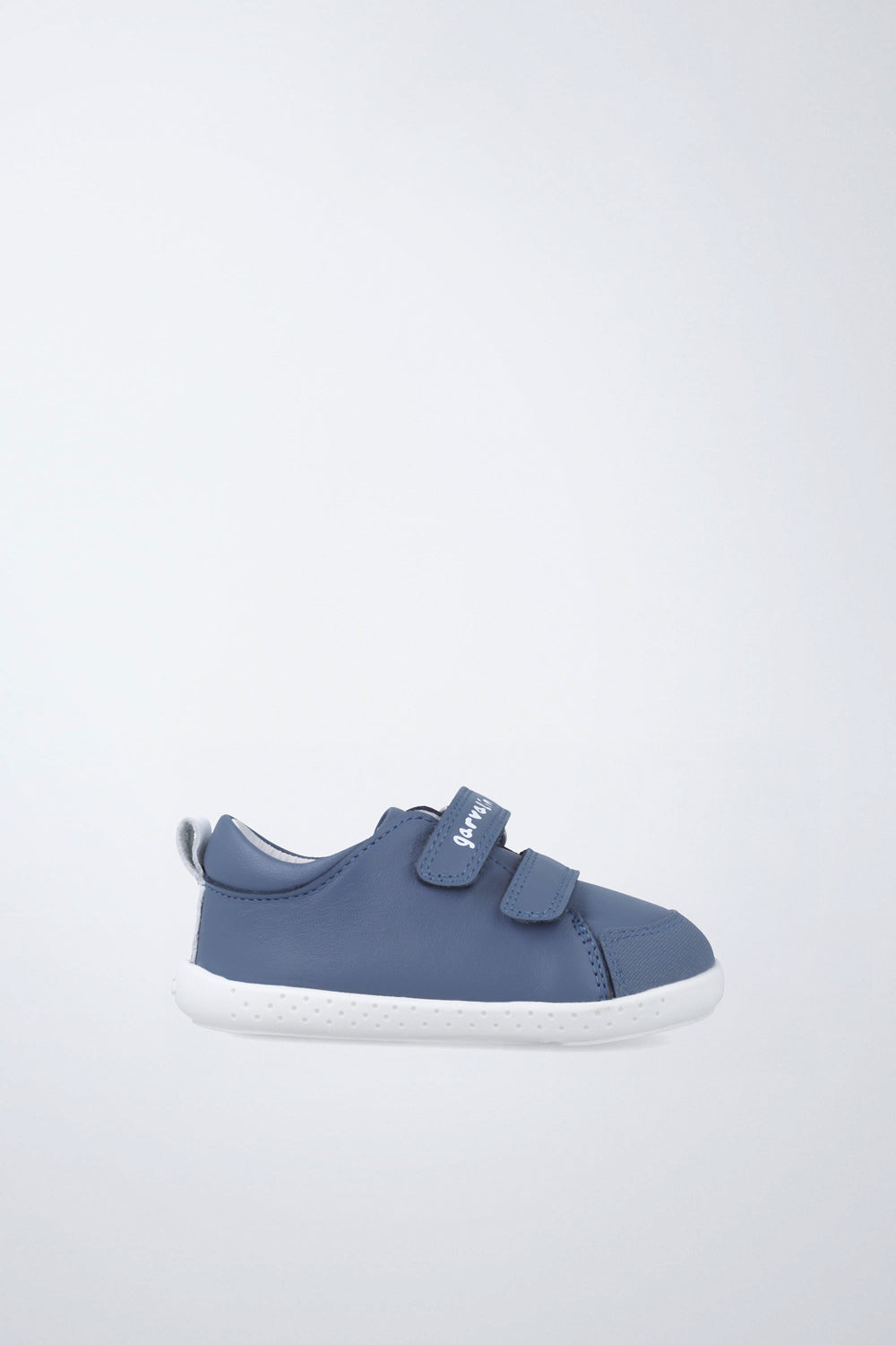 Zapatilla Garvalín barefoot en azul con cierre de contacto y flexibilidad para el movimiento natural del pie.