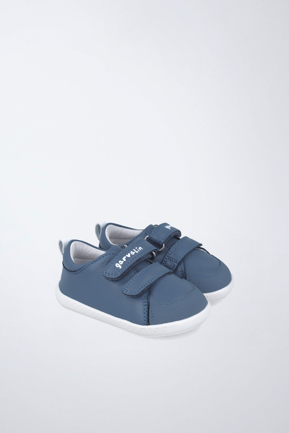 Zapatilla Garvalín barefoot en azul con cierre de contacto y flexibilidad para el movimiento natural del pie.
