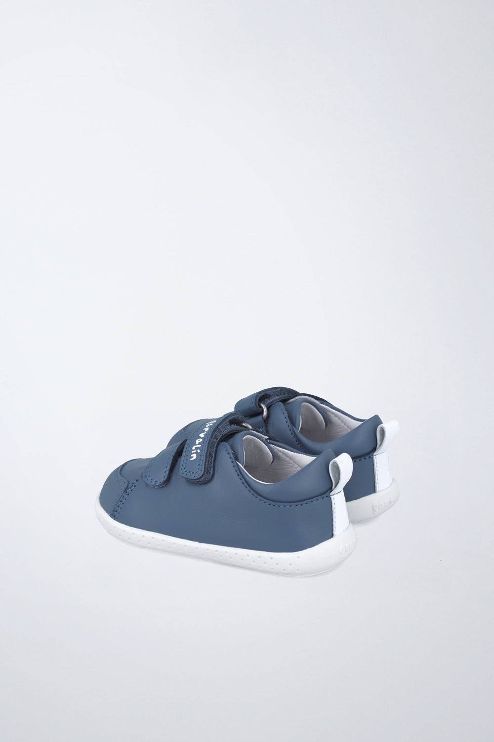 Zapatilla Garvalín barefoot en azul con cierre de contacto y flexibilidad para el movimiento natural del pie.
