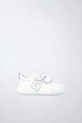 Zapato Garvalín respetuoso en blanco con cierre de contacto y diseño ergonómico.