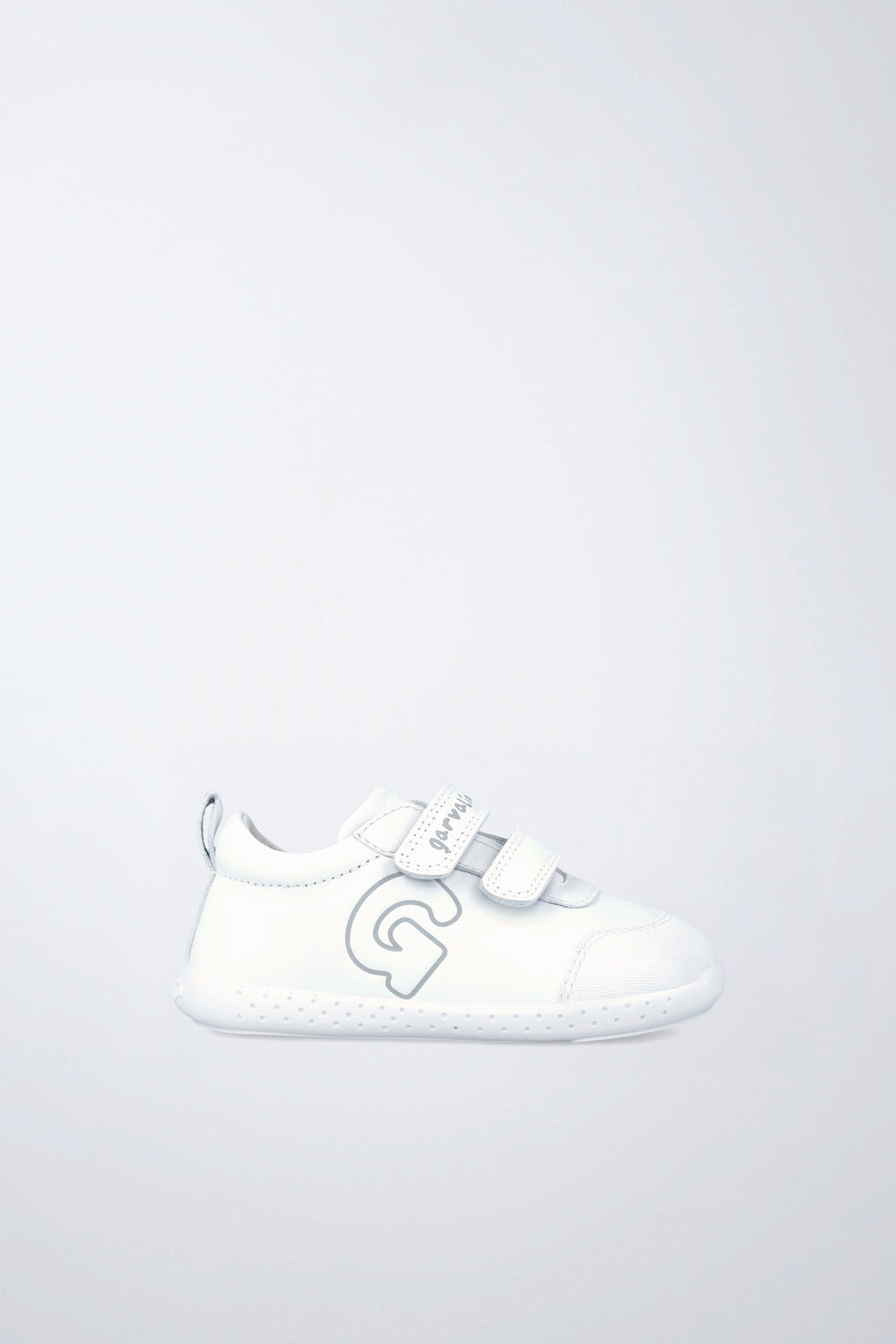 Zapato Garvalín respetuoso en blanco con cierre de contacto y diseño ergonómico.