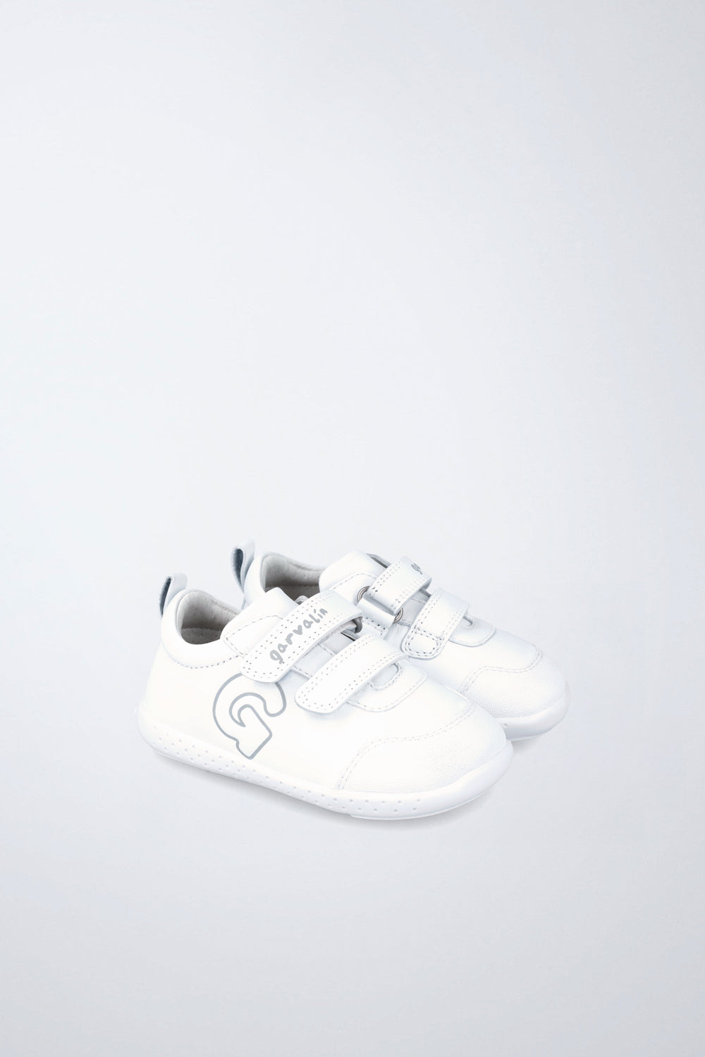 Zapato Garvalín respetuoso en blanco con cierre de contacto y diseño ergonómico.