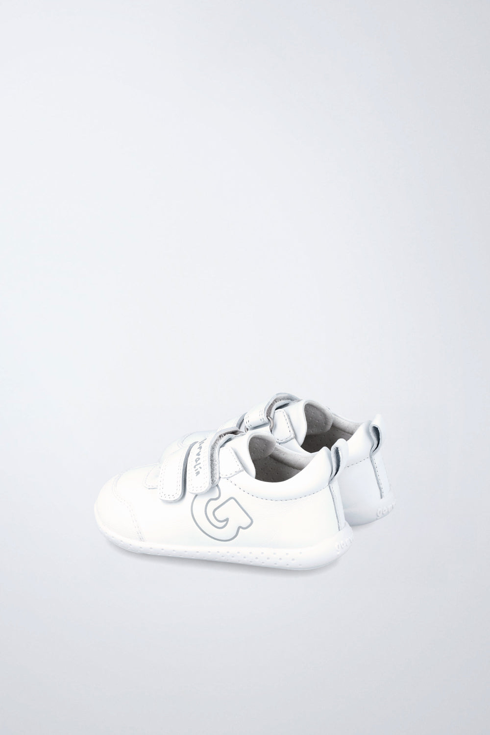 Zapato Garvalín respetuoso en blanco con cierre de contacto y diseño ergonómico.