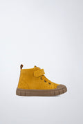 Barefoot Garvalín shoes in yellow with an adjustable fastening and flexibility for the foot's natural movement.