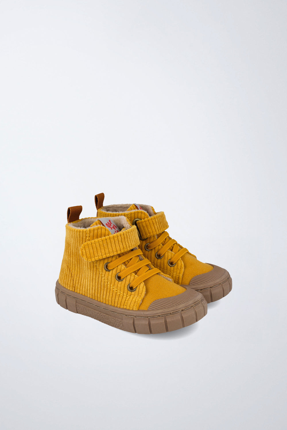 Barefoot Garvalín shoes in yellow with an adjustable fastening and flexibility for the foot's natural movement.