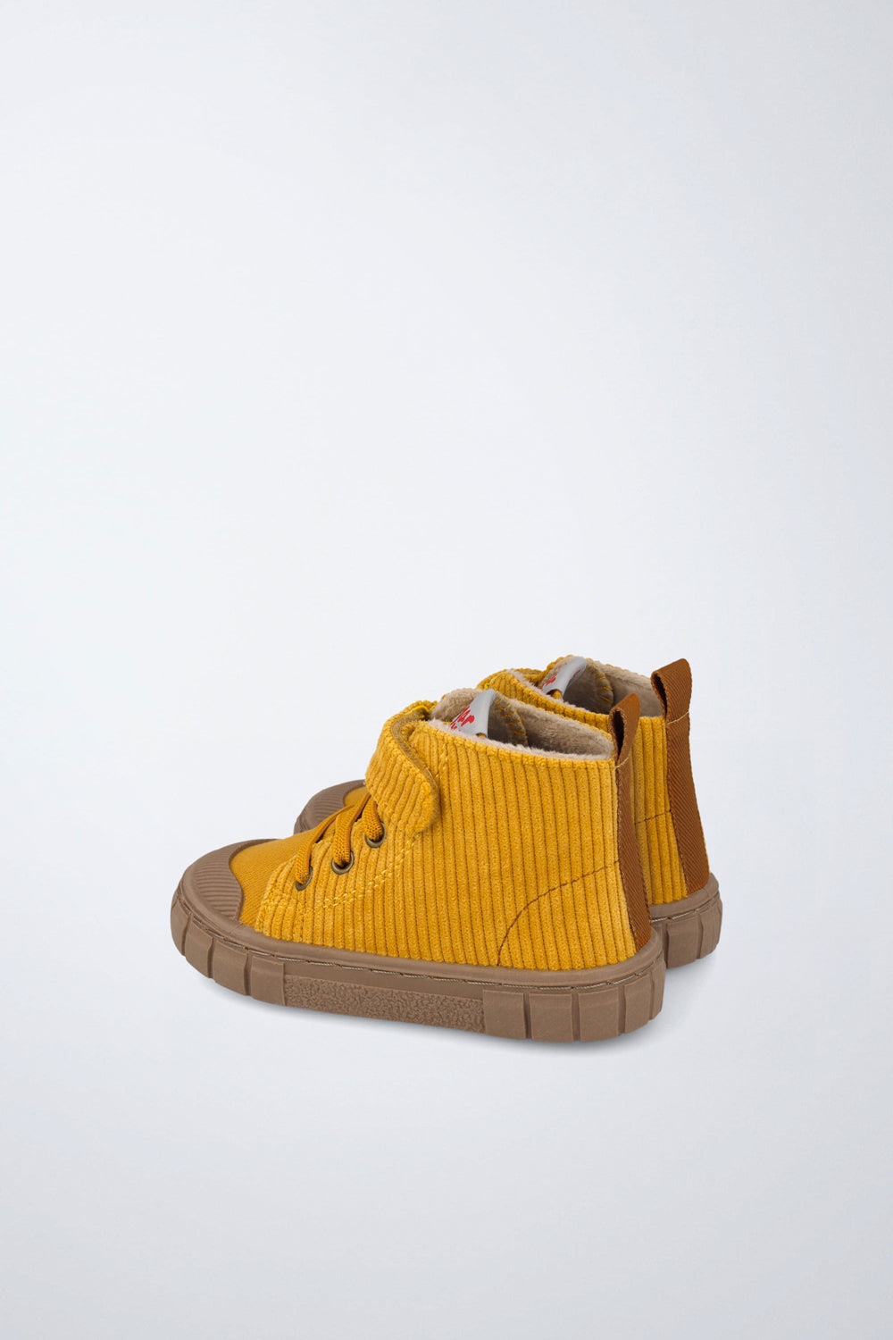 Barefoot Garvalín shoes in yellow with an adjustable fastening and flexibility for the foot's natural movement.