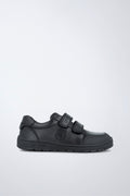 Zapatos escolares Garvalín respetuoso en negro con cierre de contacto y puntera reforzada.