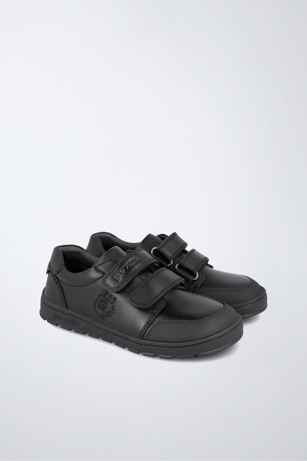 Zapatos escolares Garvalín respetuoso en negro con cierre de contacto y puntera reforzada.