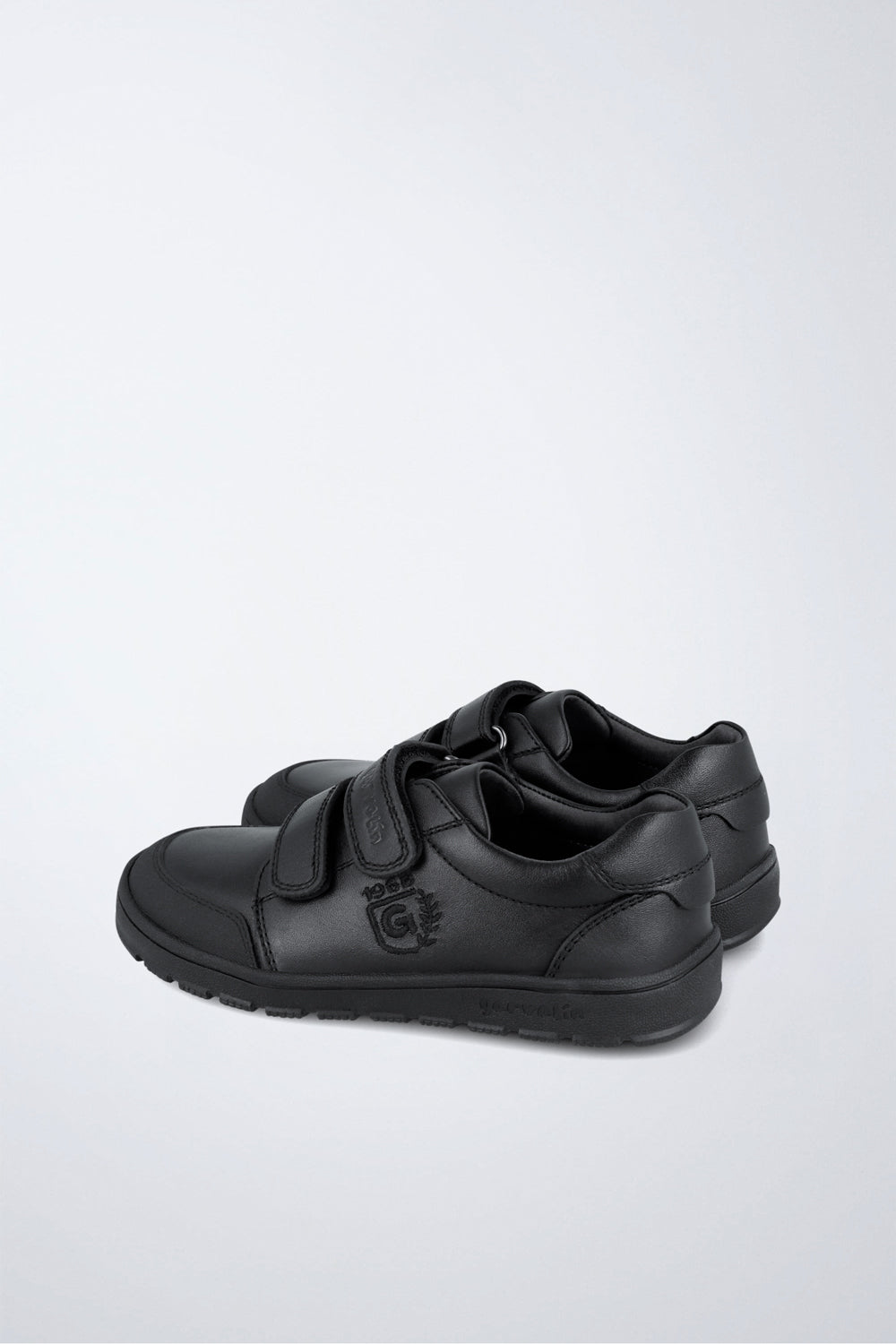 Zapatos escolares Garvalín respetuoso en negro con cierre de contacto y puntera reforzada.