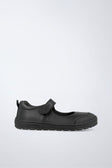 Mercedes barefoot en negro