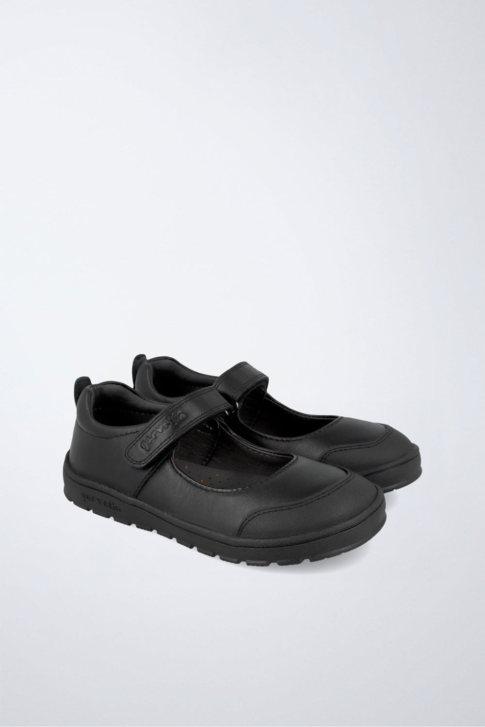 Zapato mercedita Garvalín barefoot en negro con cierre de contacto y flexibilidad para el movimiento natural del pie.