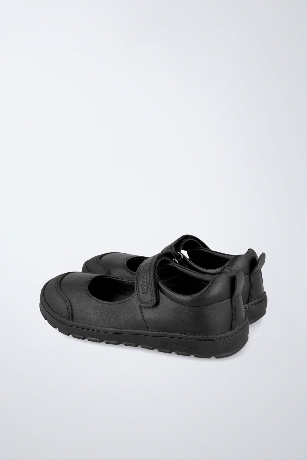 Zapato mercedita Garvalín barefoot en negro con cierre de contacto y flexibilidad para el movimiento natural del pie.