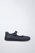 Zapato infantil Garvalín barefoot en azul marino con cierre de contacto y flexibilidad para el movimiento natural del pie.