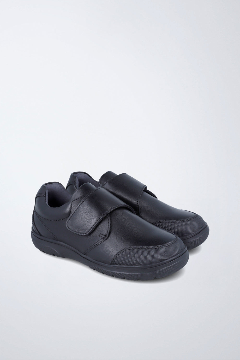 Zapatos infantiles Garvalín respetuoso en negro con cierre de contacto y puntera reforzada.