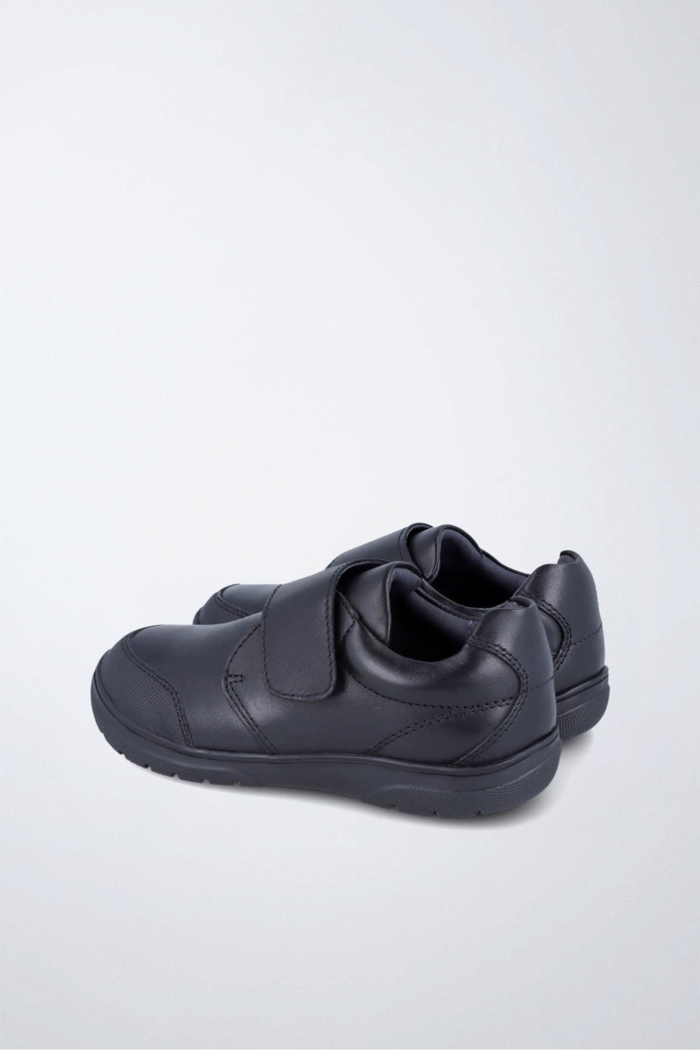 Zapatos infantiles Garvalín respetuoso en negro con cierre de contacto y puntera reforzada.