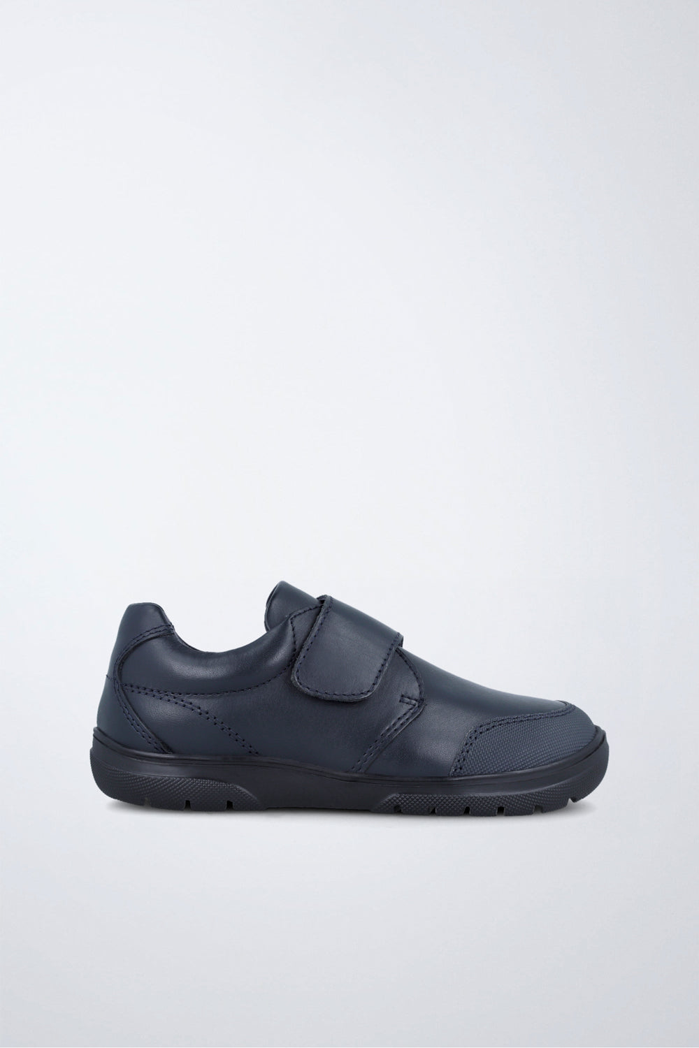 Zapato Garvalín respetuoso en azul marino con cierre de contacto y puntera reforzada.