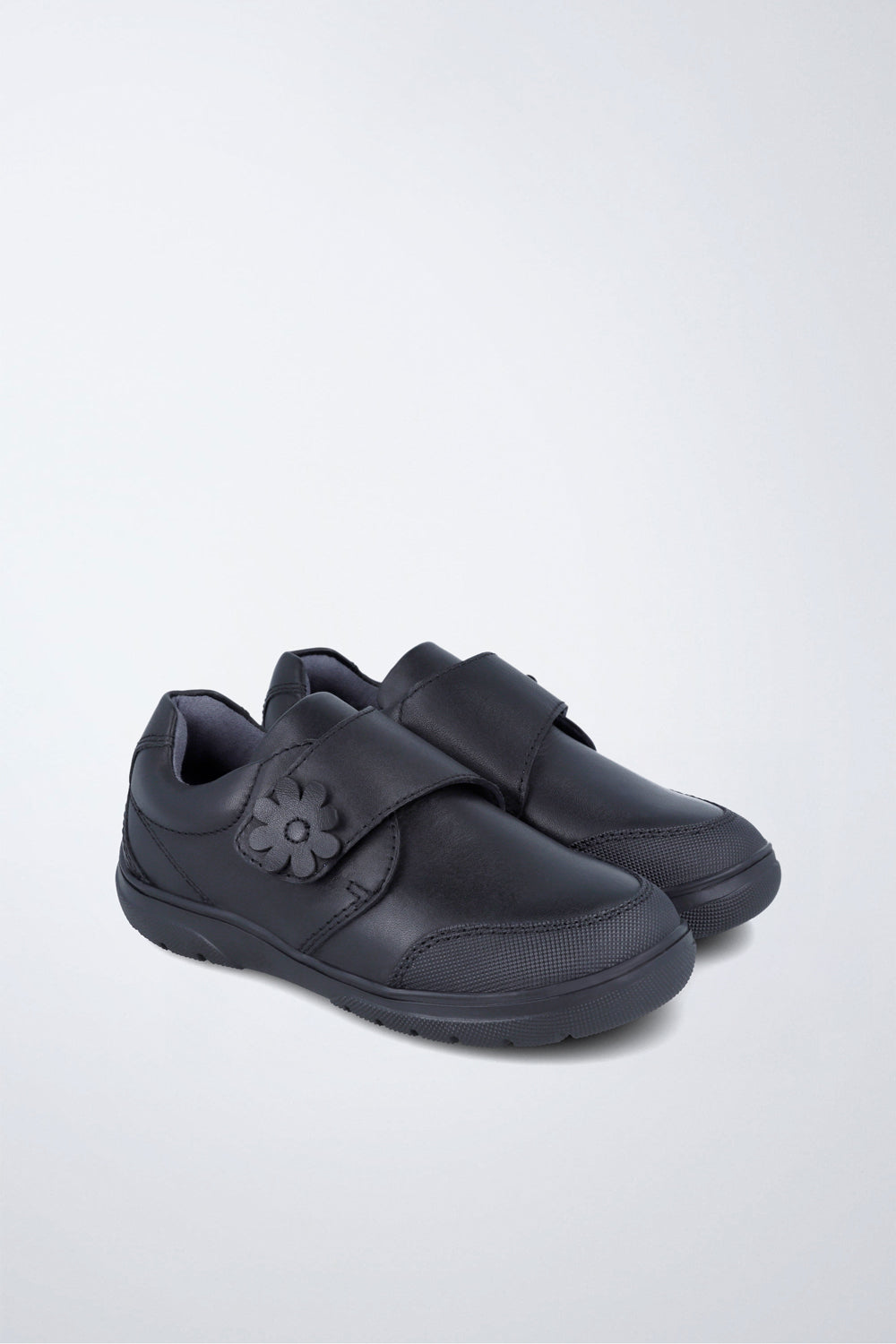 Zapatos infantiles Garvalín respetuoso en negro con cierre de contacto y desarrollo saludable del pie.
