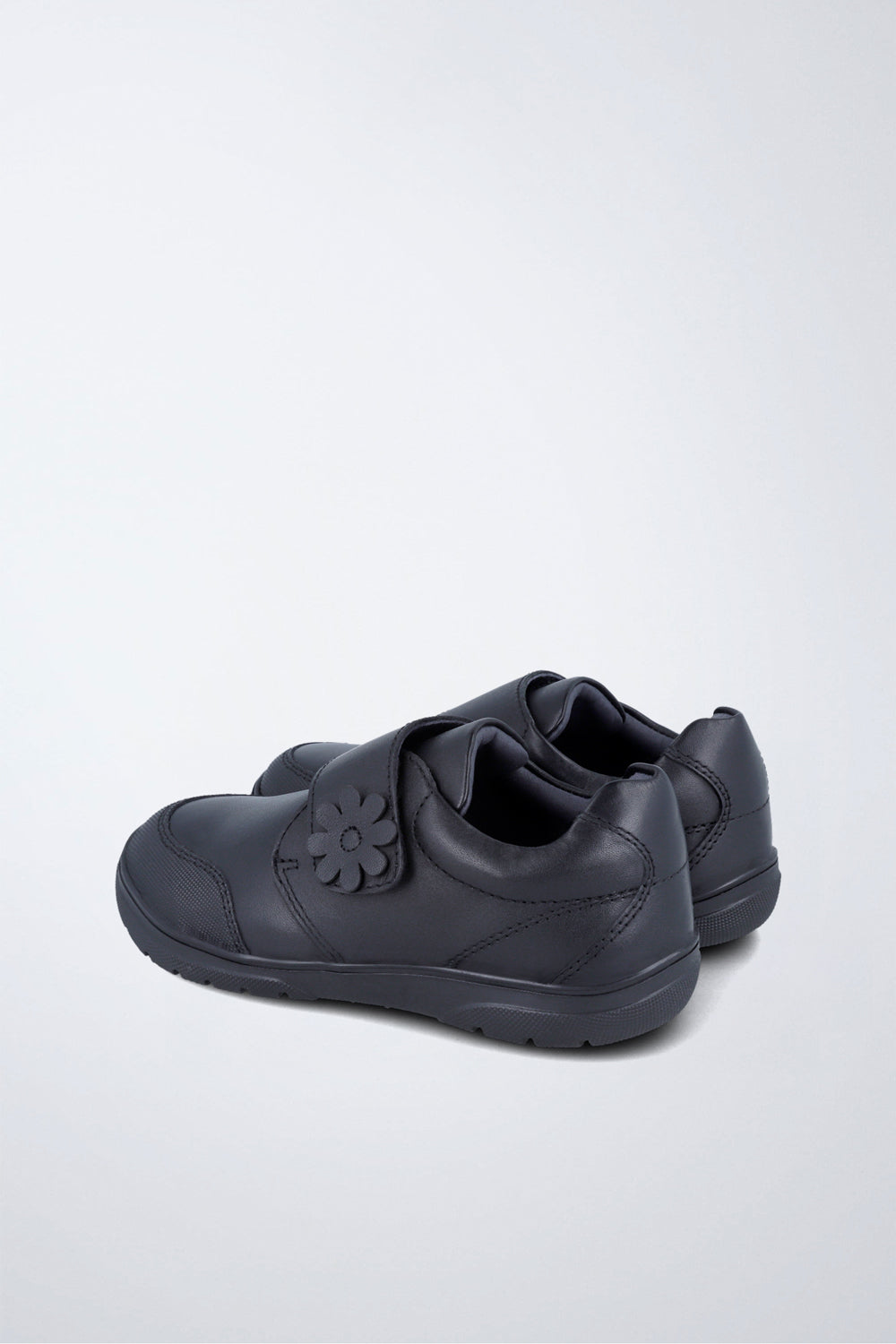 Zapatos infantiles Garvalín respetuoso en negro con cierre de contacto y desarrollo saludable del pie.