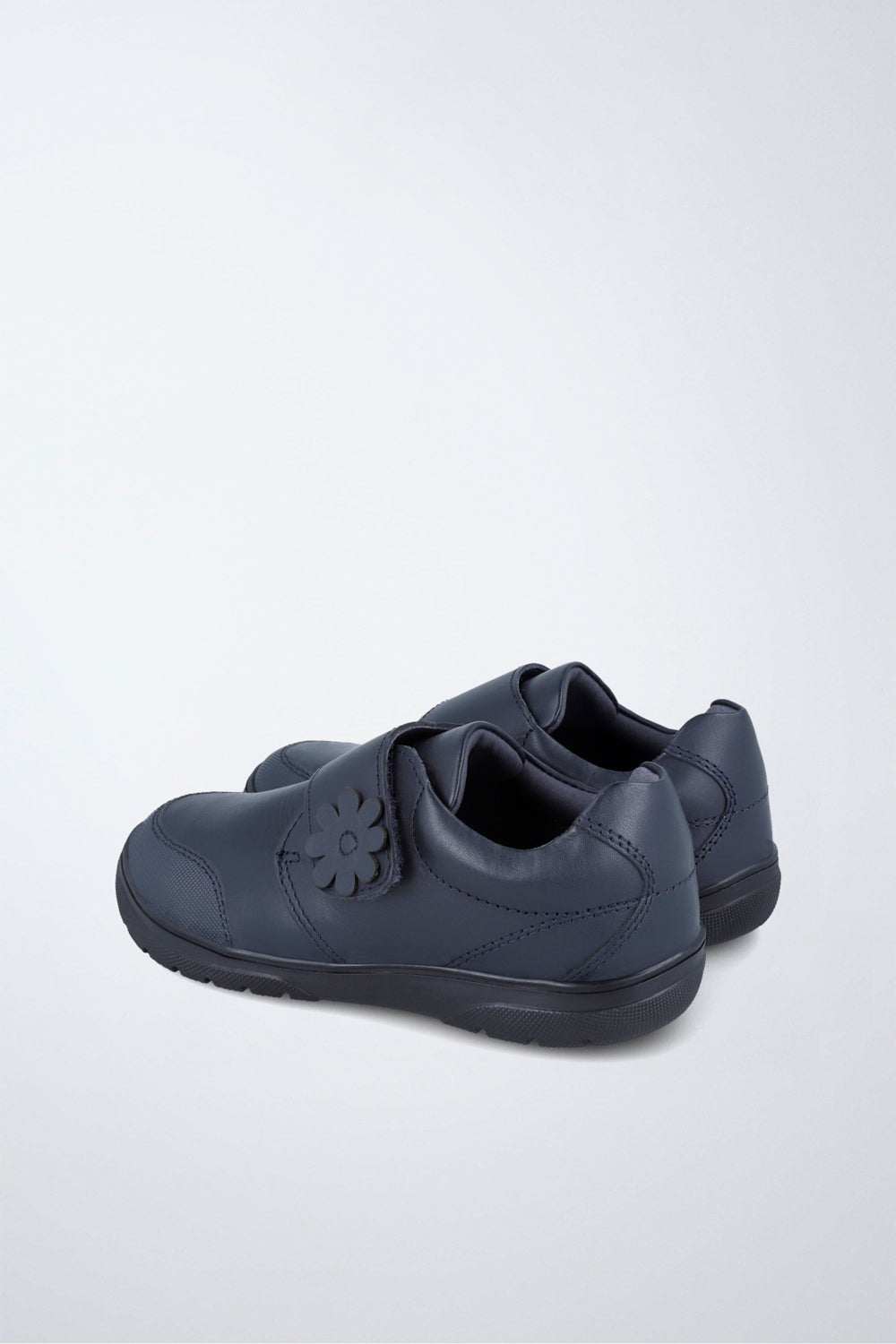 Zapato infantil Garvalín respetuoso en azul marino con cierre de contacto y desarrollo saludable del pie.
