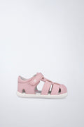 Sandalia infantil Garvalín barefoot en rosa con cierre de contacto y flexibilidad para el movimiento natural del pie.