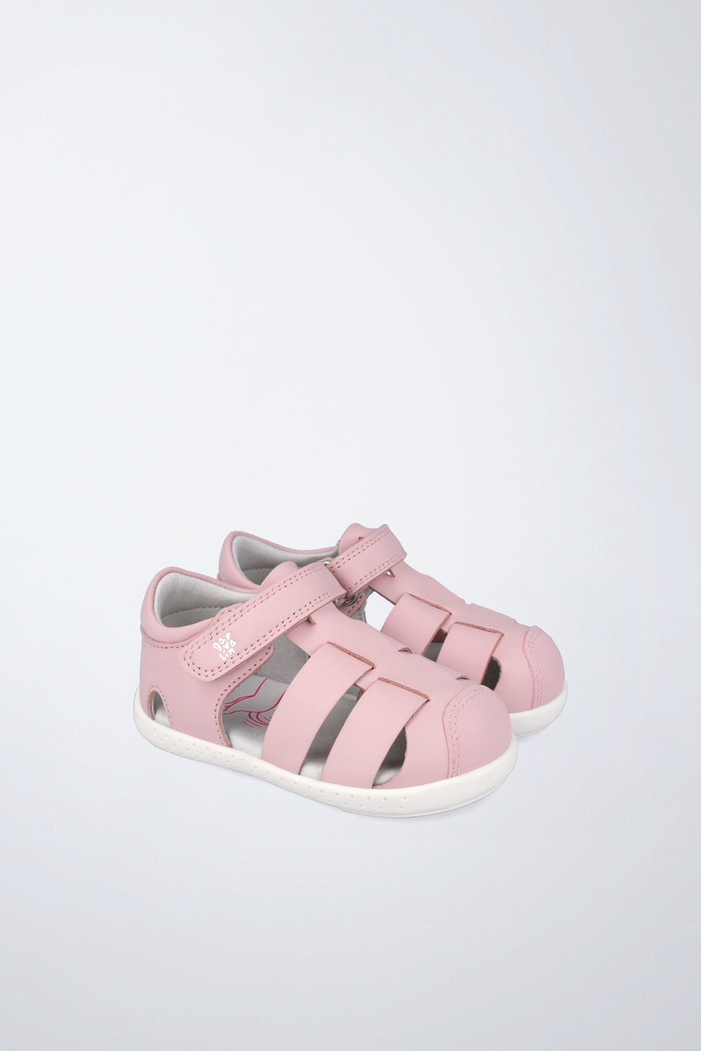 Sandalia infantil Garvalín barefoot en rosa con cierre de contacto y flexibilidad para el movimiento natural del pie.
