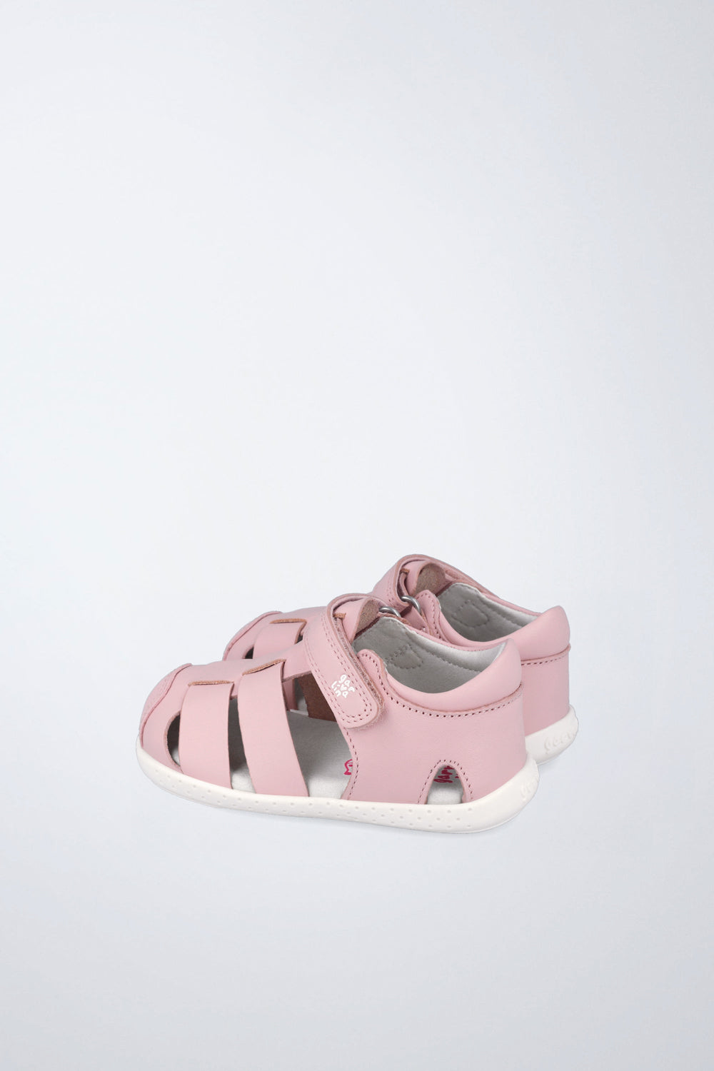 Sandalia infantil Garvalín barefoot en rosa con cierre de contacto y flexibilidad para el movimiento natural del pie.
