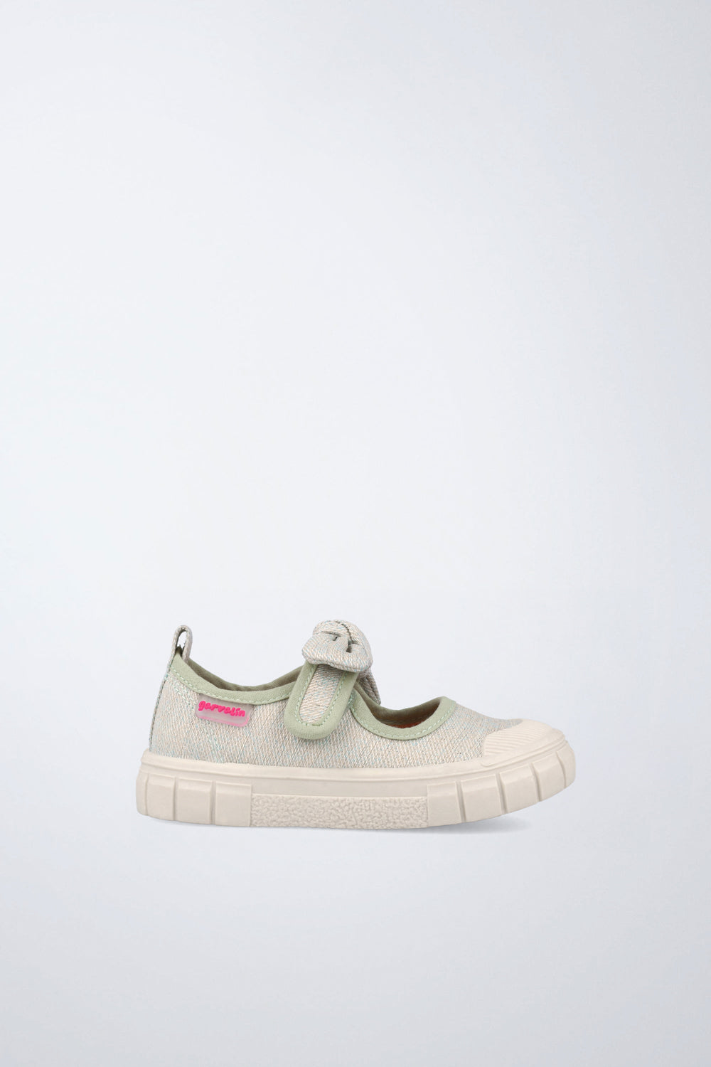 Zapato mercedita Garvalín barefoot en verde con cierre de contacto y diseño ergonómico.